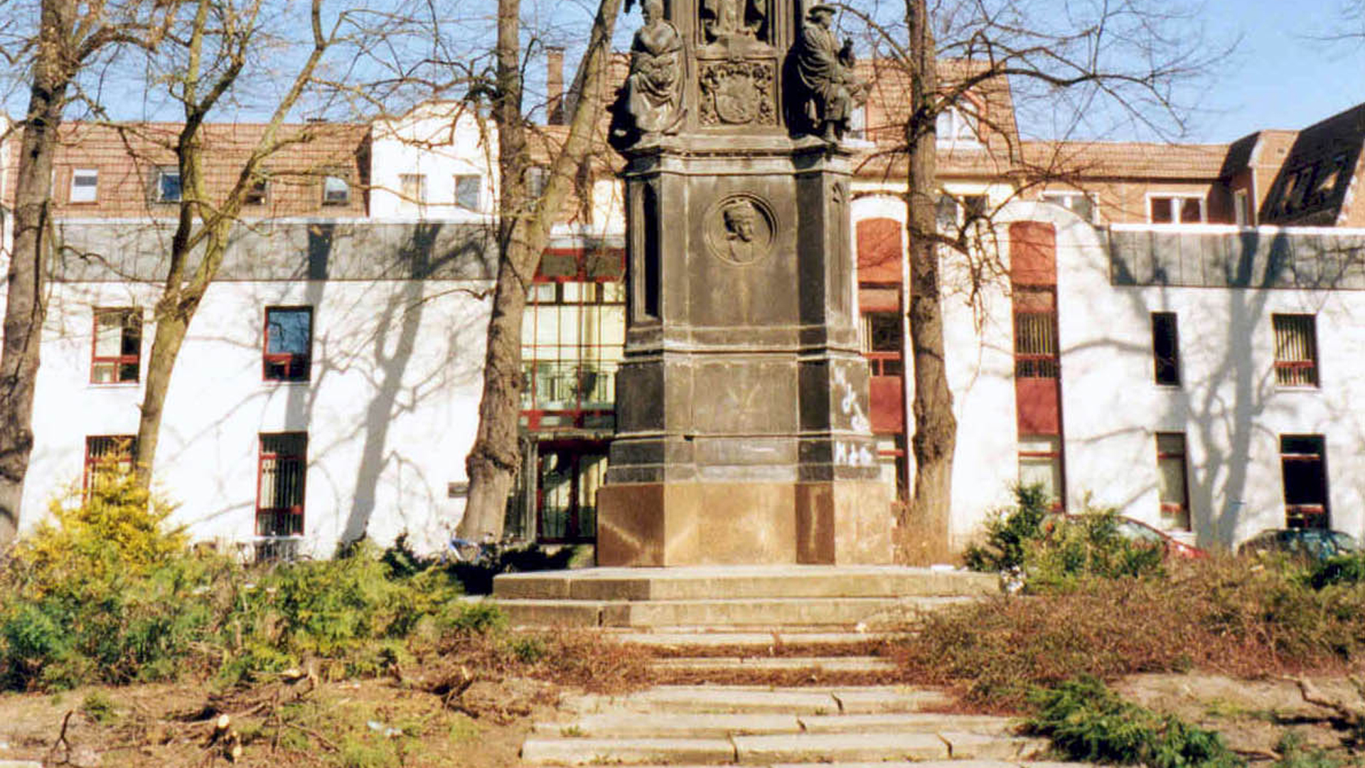 Hinter dem Rubenowdenkmal steht die Theologische Fakultät der Universität Greifswald. Dort ist das heutige Gustaf-Dalman-Institut angesiedelt.