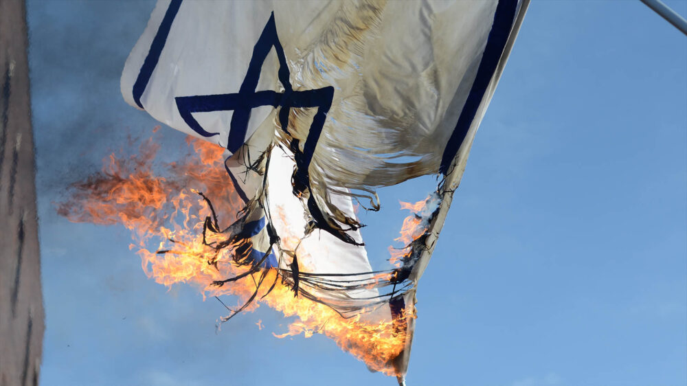 Am Brandenburger Tor wurden nach der öffentlichen Anerkennung Jerusalems als Israels Hauptstadt durch US-Präsident Donald Trump israelische Flaggen verbrannt (Symbolfoto)