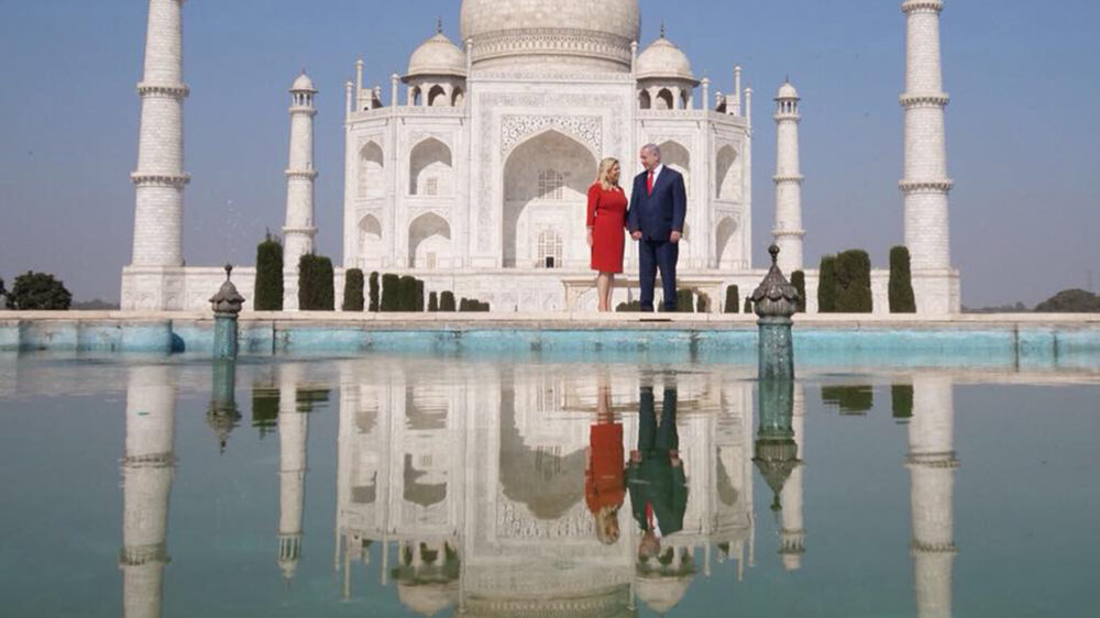 Berühmte Kulisse: Das Ehepaar Netanjahu vor dem Taj Mahal