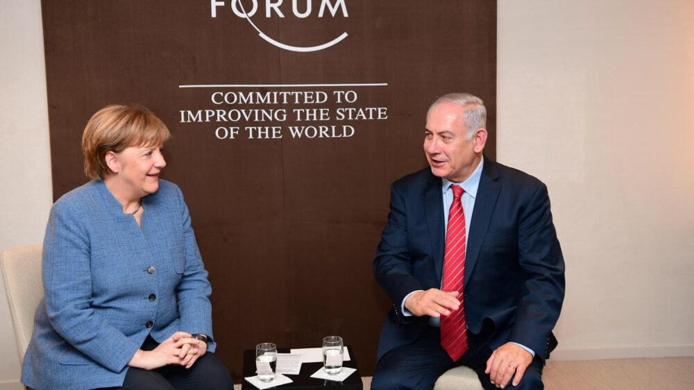 Bundeskanzlerin Angela Merkel unterhält sich mit dem israelischen Premier Benjamin Netanjahu zum Beispiel über das iranische Atomabkommen