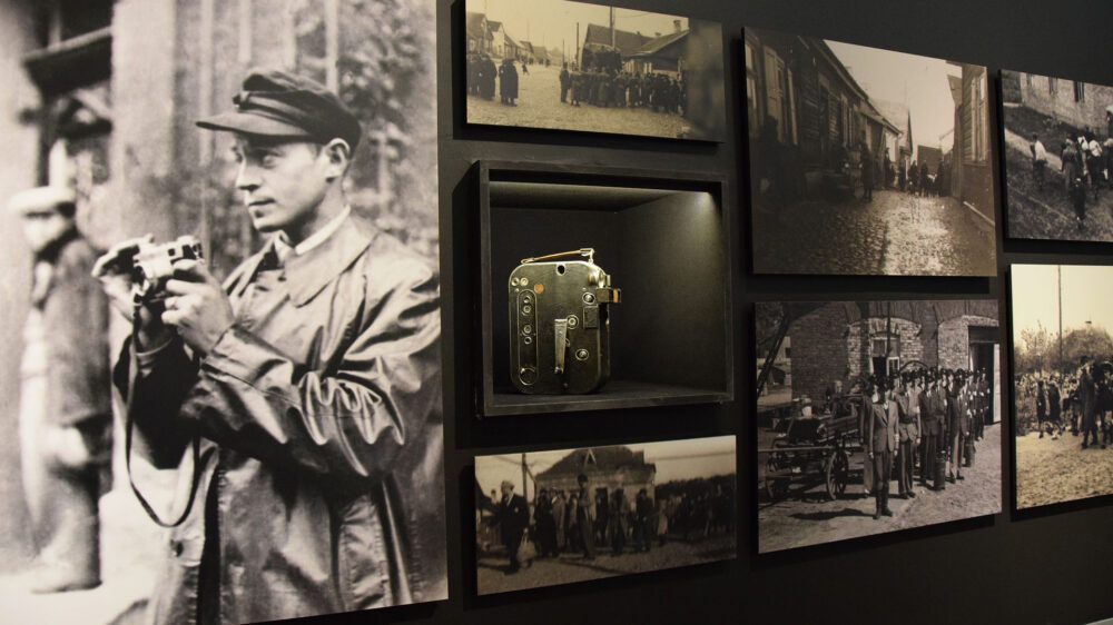Die neue Ausstellung zeigt Fotos von Mördern, Opfern und Befreiern im Holocaust