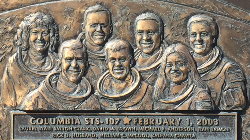 Auf einer Gedenktafel sind die Namen und Gesichter getöteter Astronauten eingraviert. Im Bild die Besatzung der Columbia.
