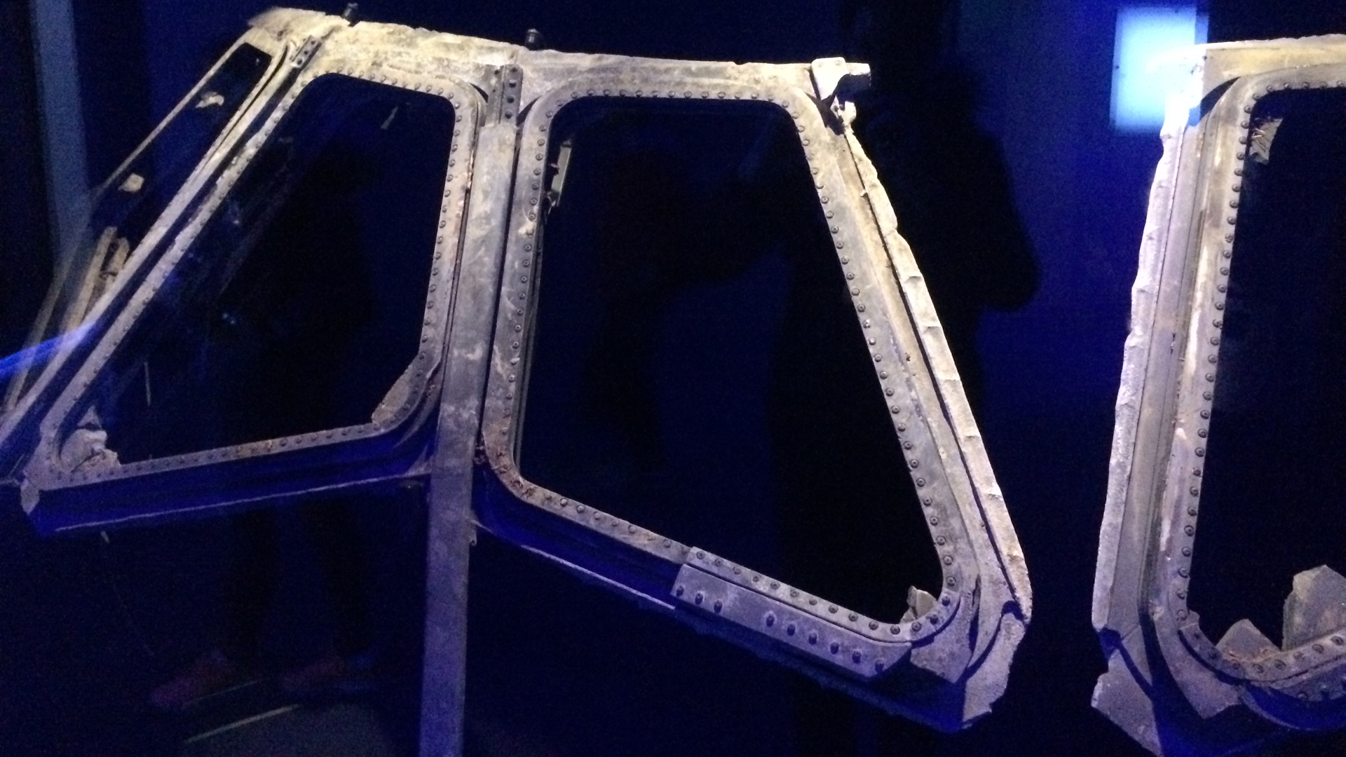 Im Kennedy Space Center in Orlando wird der toten Astronauten der „Columbia“ in einer besonderen Ausstellung gedacht. Zu den wenigen Wrackteilen, die geborgen werden konnten, gehört der Rahmen des Cockpit-Fensters.