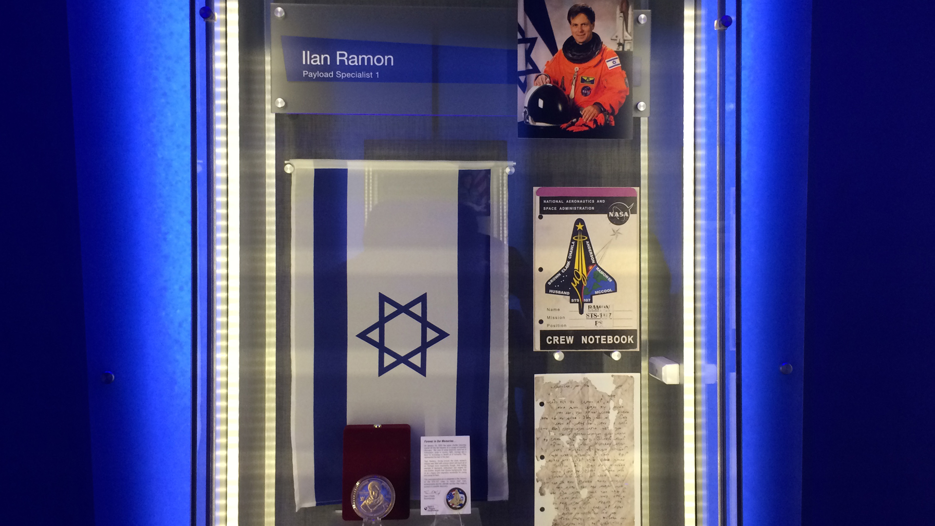 Jedes der sieben verstorbenen Besatzungsmitglieder wird in der Ausstellung gewürdigt. Hier der Schaukasten des Israelis Ilan Ramon.