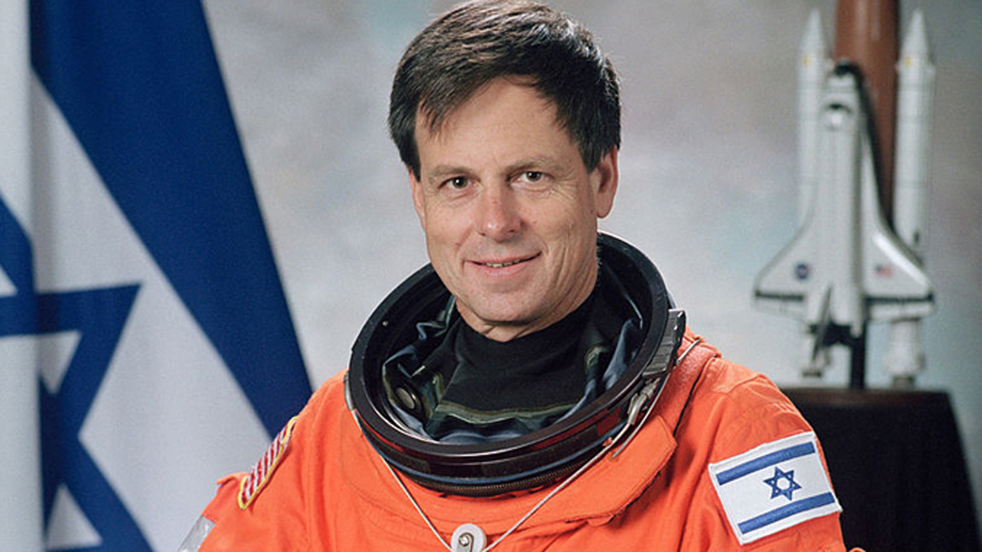 Ilan Ramon war der erste israelische Astronaut im Weltraum. Zuvor war er Kampfpilot in der israelischen Armee. Er ist der einzige Nicht-Amerikaner, der posthum mit der „Congressional Space Medal of Honor“ ausgezeichnet wurde. Ramon wurde 48 Jahre alt.