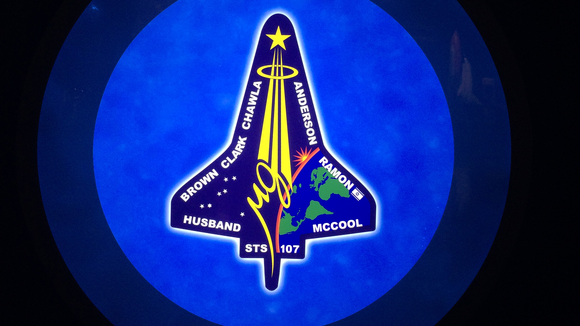 Für jede Weltraummission wird bei der NASA ein eigenes Logo entworfen, das unter anderem von den Astronauten auf ihren Anzügen getragen wird. Das Logo der fatalen Mission der Columbia zeigt die israelische Flagge neben dem Namen Ramons.