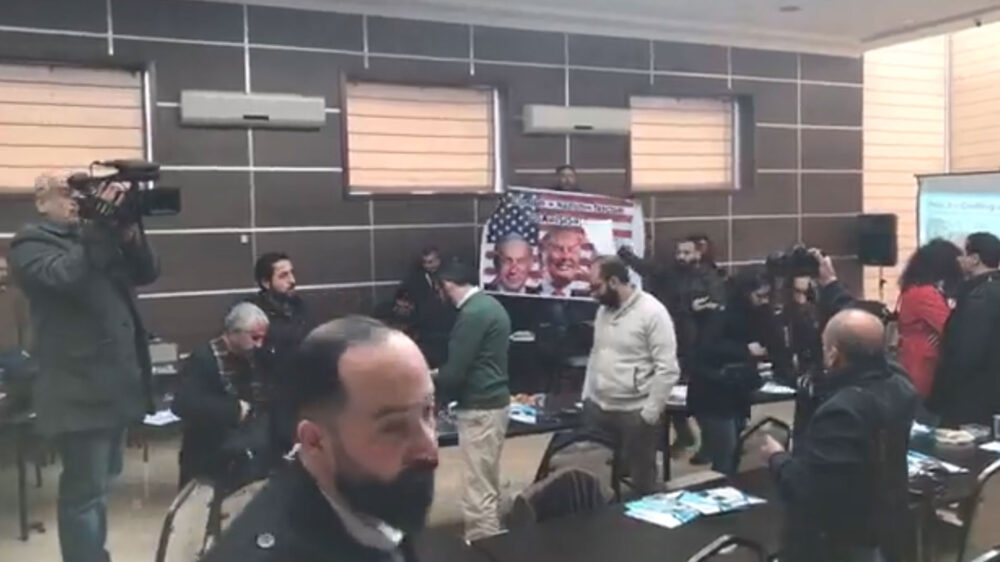 Die Demonstranten bestiegen Tische im US-Konsulat