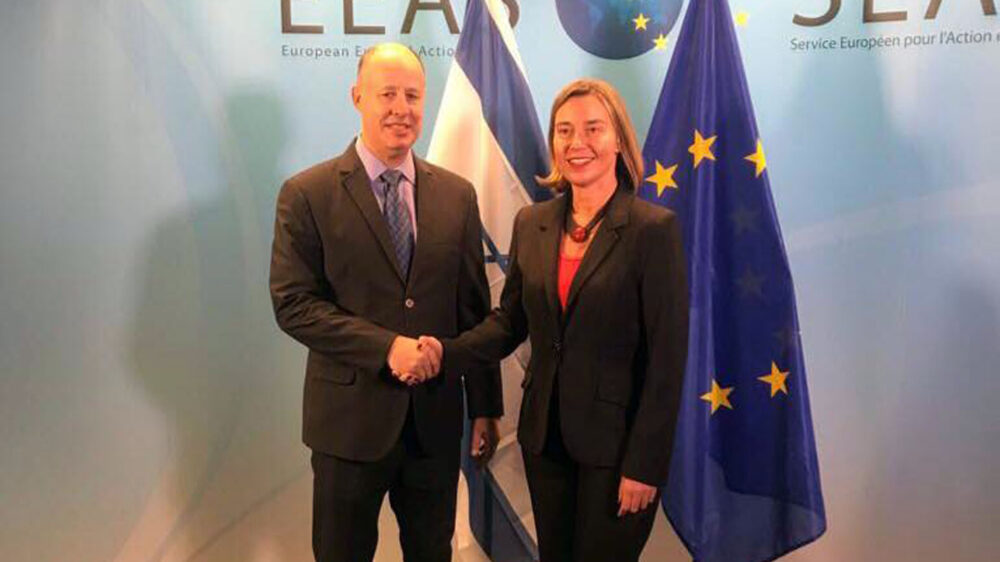 Vor der Konferenz: Die EU-Außenbeauftragte Federica Mogherini und der israelische Minister Zachi Hanegbi in Brüssel