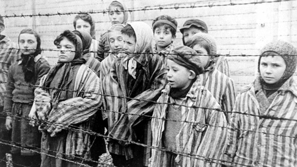 Ein ukrainisches Filmteam nahm bei der Befreiung von Auschwitz im Jahr 1945 Holocaust-Überlebende auf
