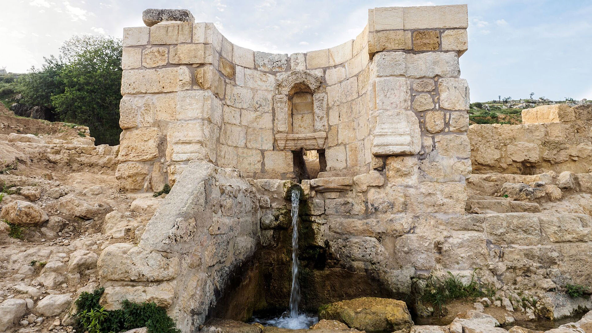 Das Wasser floss in Kanälen zu einer Art Springbrunnen