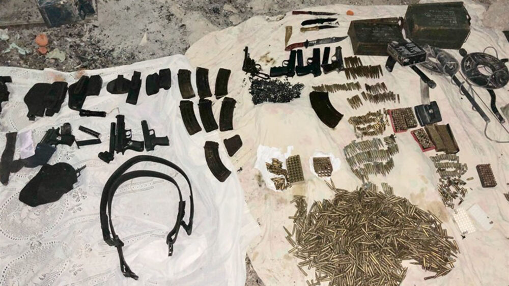Bei der Razzia entdeckten die Armeeangehörigen Schusswaffen, Messer und Munition
