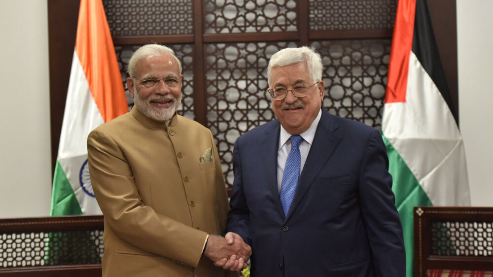 Mit guter Laune: Modi (l.) und Abbas kamen zu einem Arbeitstreffen zusammen