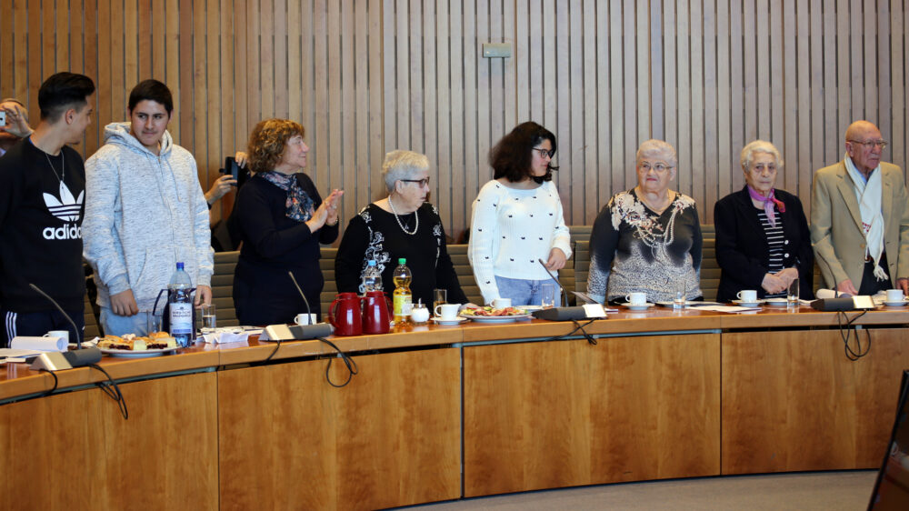 Überlebende des Holocaust mit ihren Enkeln zu Besuch im Landtag NRW