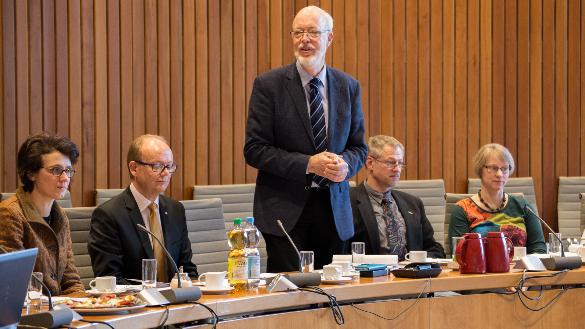 Johannes Engelhardt zitierte aus der Knessetrede des ehemaligen Bundespräsidenten Rau. Links neben ihm Landtagspräsident Kuper