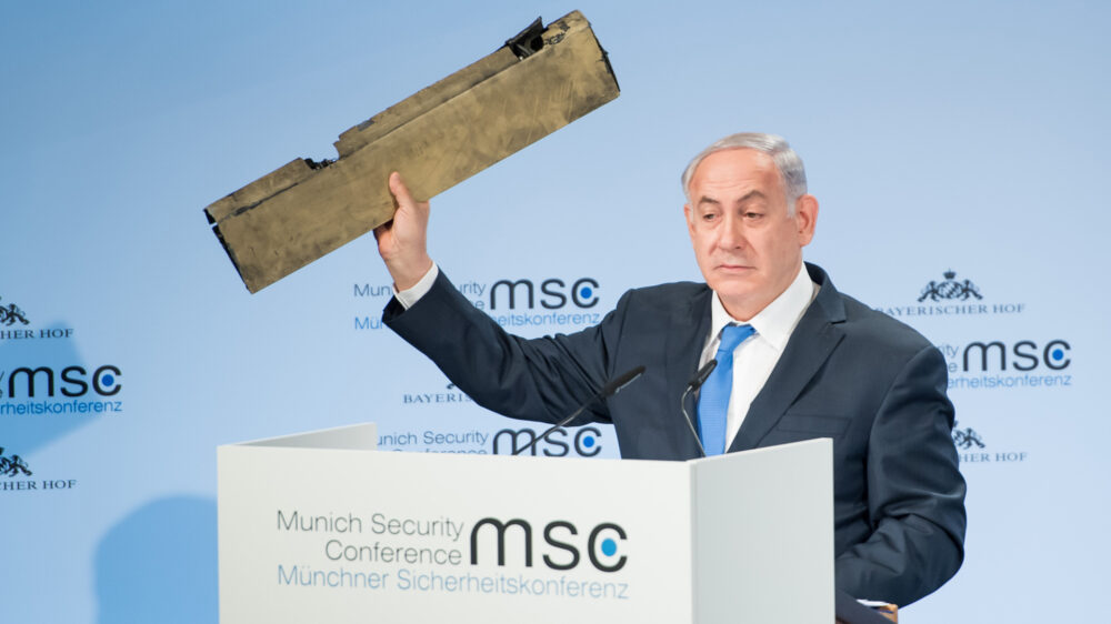 Netanjahu zeigte bei der Münchner Sicherheitskonferenz Reste einer abgeschossenen Drohne, die in Israels Luftraum eingeflogen war