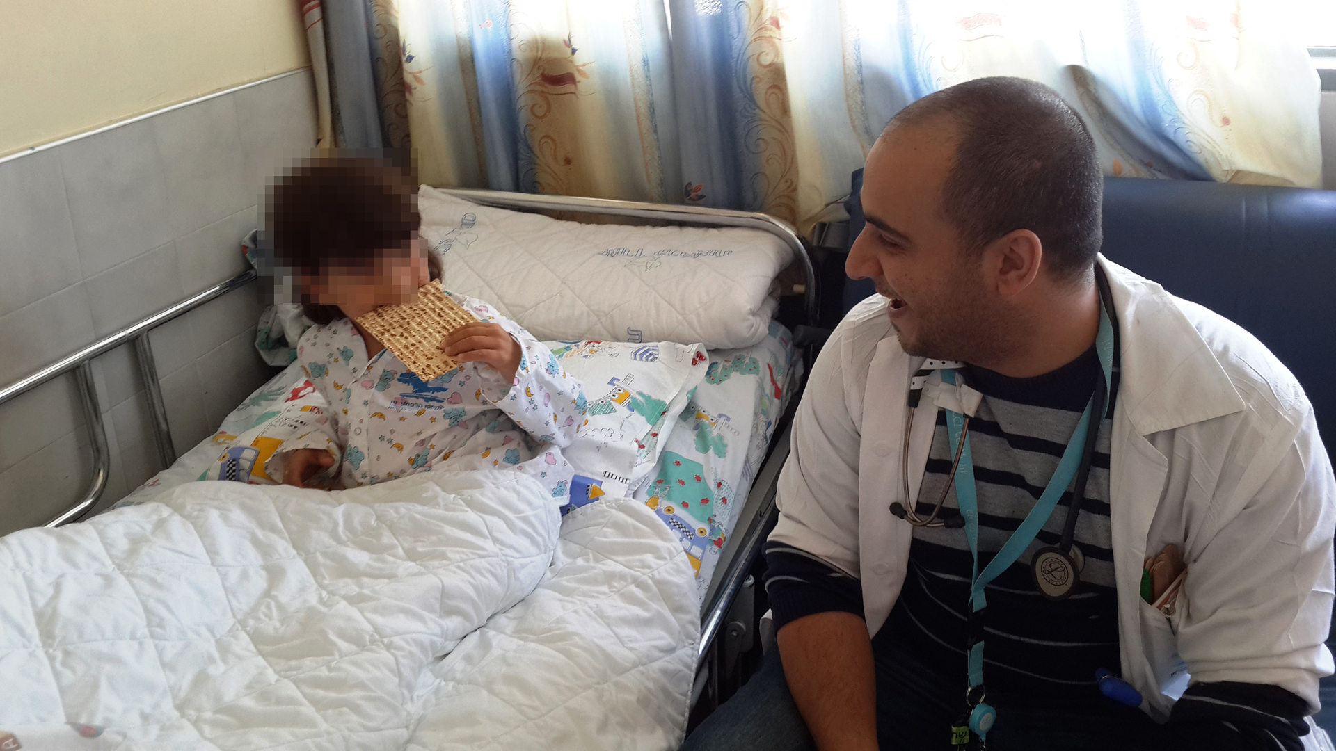 Junge isst Matze: Viele der von Israel behandelten Syrer sind Kinder