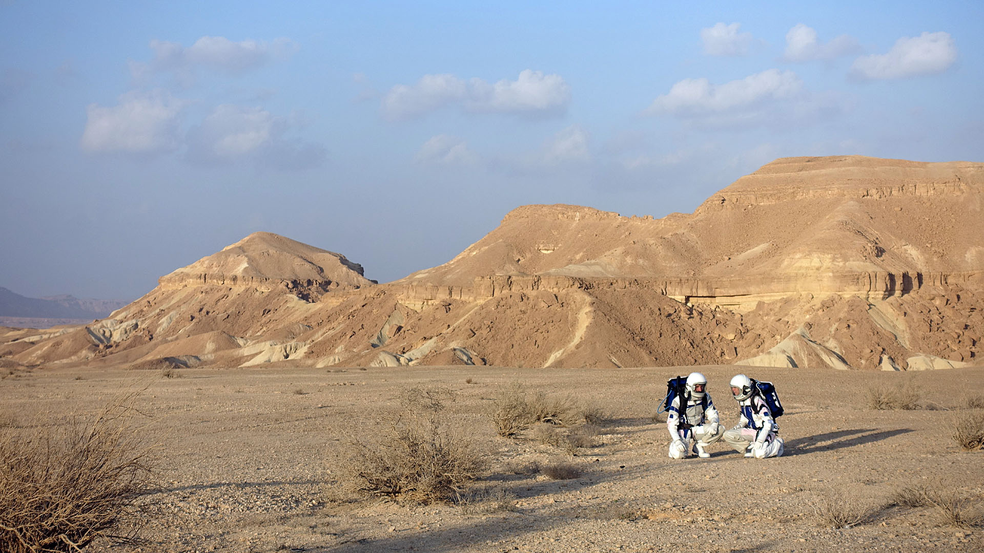 Die Forscher sammeln Sand und Gesteinsformen, die sie später in der Raumstation auswerten