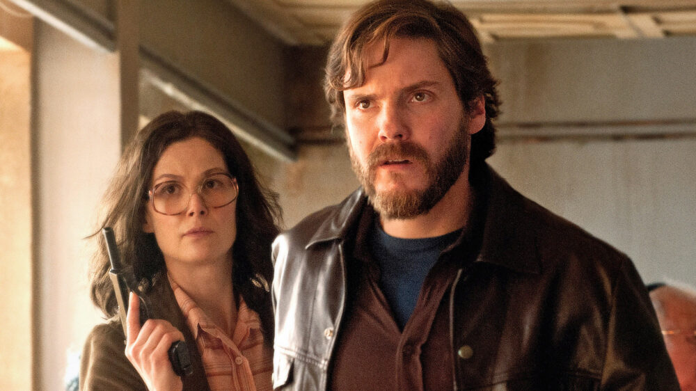 Die freundlich zweifelnden Terroristen von nebenan: Daniel Brühl und Rosamunde Pike („7 Tage in Entebbe“)