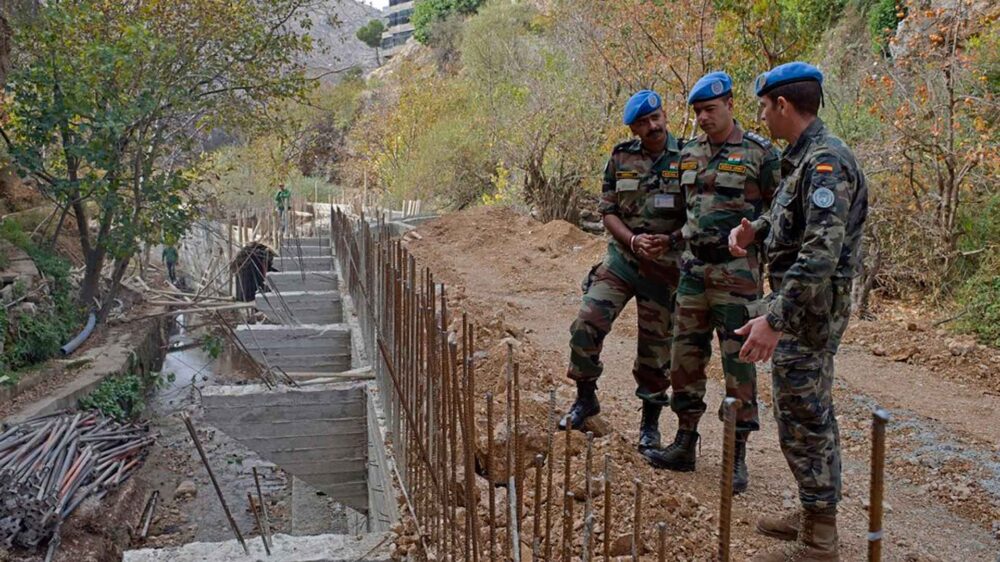 Auch das gehört zu der Mission: UNIFIL-Soldaten begutachten den Bau einer Brücke
