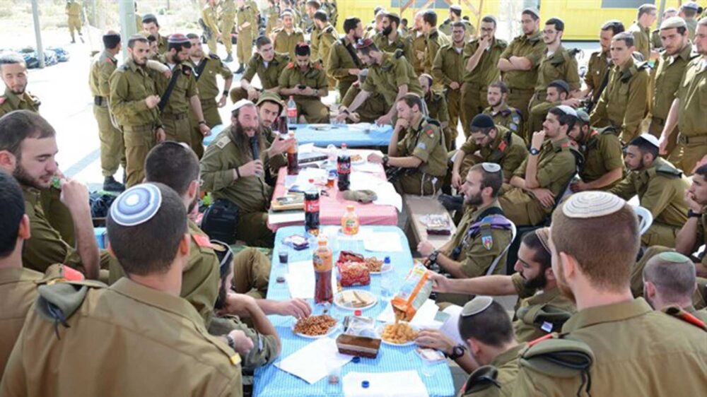 Soldaten hören den Torah-Vorträgen von Rabbi Einhorn gerne zu