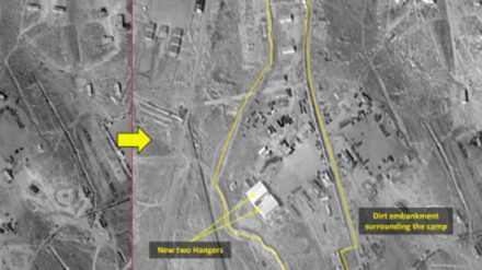 Die weißen Gebäude stellen angeblich zwei neu errichtete Hangars dar