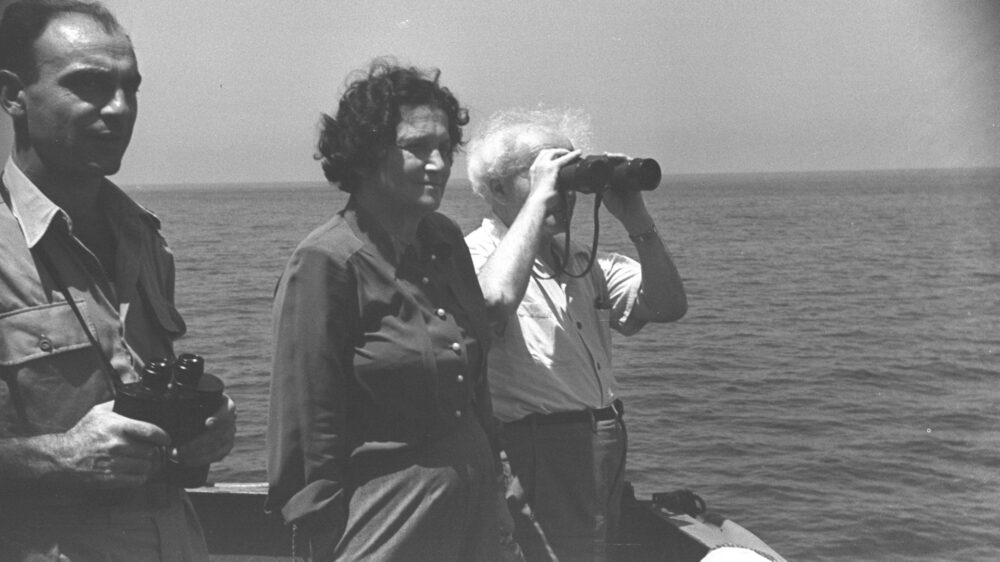 David Ben-Gurion (r.) ist mit seiner Frau Paula auf der Suche