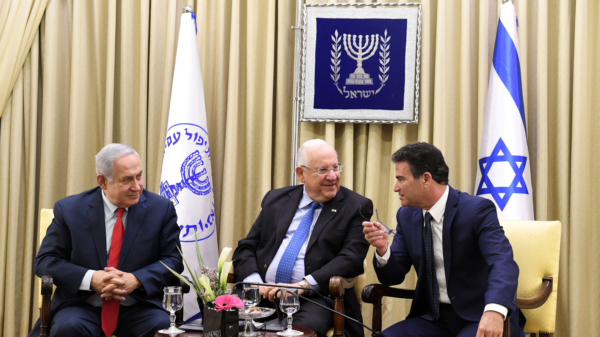 Premierminister Benjamin Netanjahu, Staatspräsident Reuven Rivlin und der aktuelle Mossad-Chef Jossi Cohen vergeben im Dezember 2017 Auszeichnungen an verdiente Mossad-Mitarbeiter