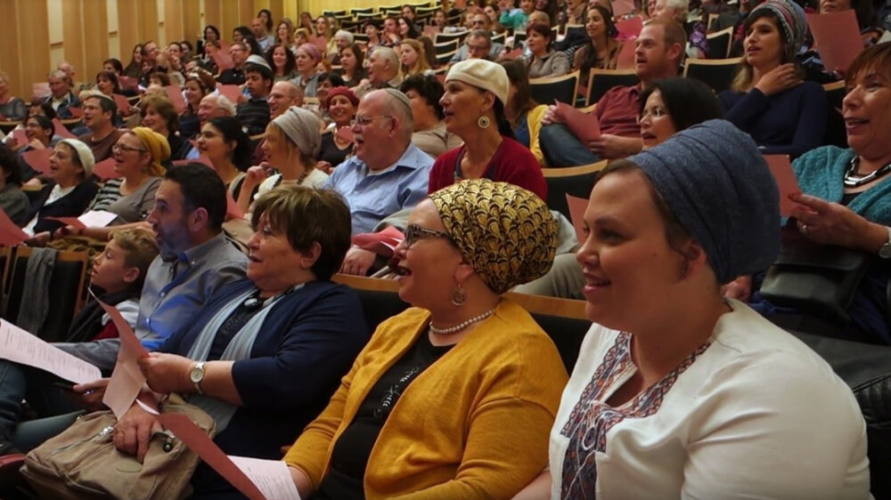 600 Holocaust-Überlebende mit ihren Familien studieren den Song „Chai“ in Jerusalem ein