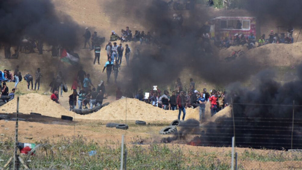 Während der Proteste versuchten Palästinenser, mit Reifen die Sicht zu verdecken