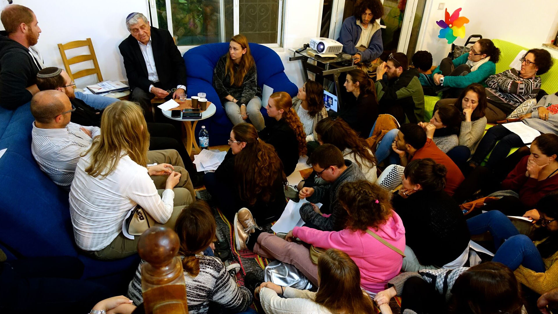 Die jungen Israelis hören dem Überlebenden aufmerksam zu
