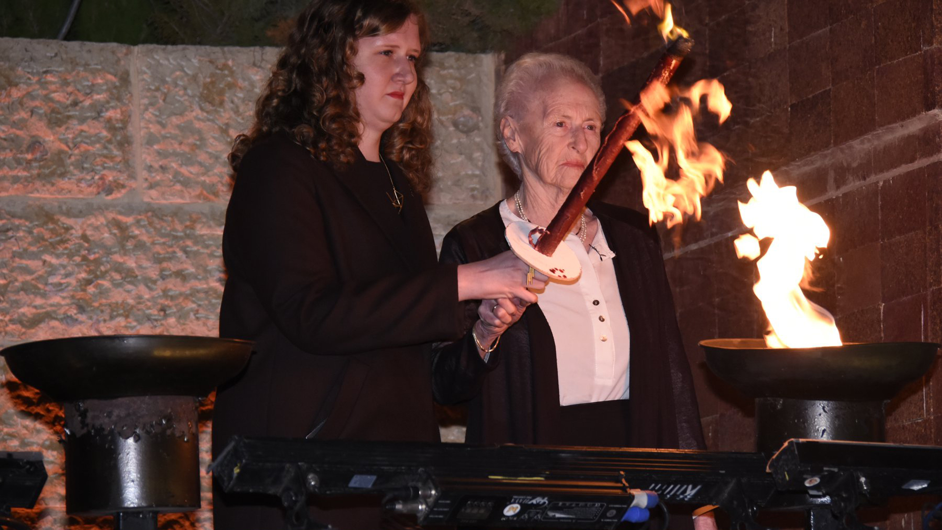 Mirjam Lapid war eine der sechs Holocaust-Überlebenden, die eine Fackel in Yad Vashem angezündet haben