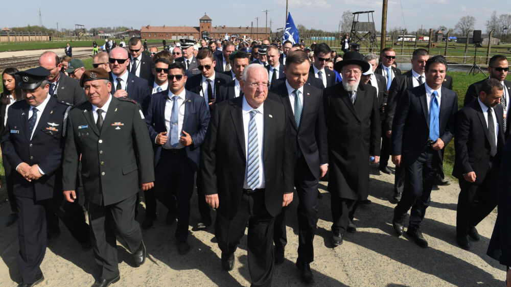 Mit 12.000 Teilnehmern: Die Präsidenten Israels und Polens auf der ehemaligen Todesstrecke