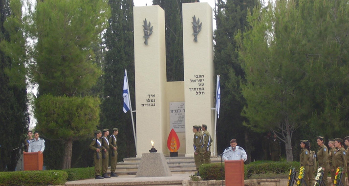 Am jährlichen Jom HaSikaron kommen Menschen im ganzen Land zusammen, um der Opfer durch Feindeshandlungen gegen Israel zu gedenken (Archivbild)