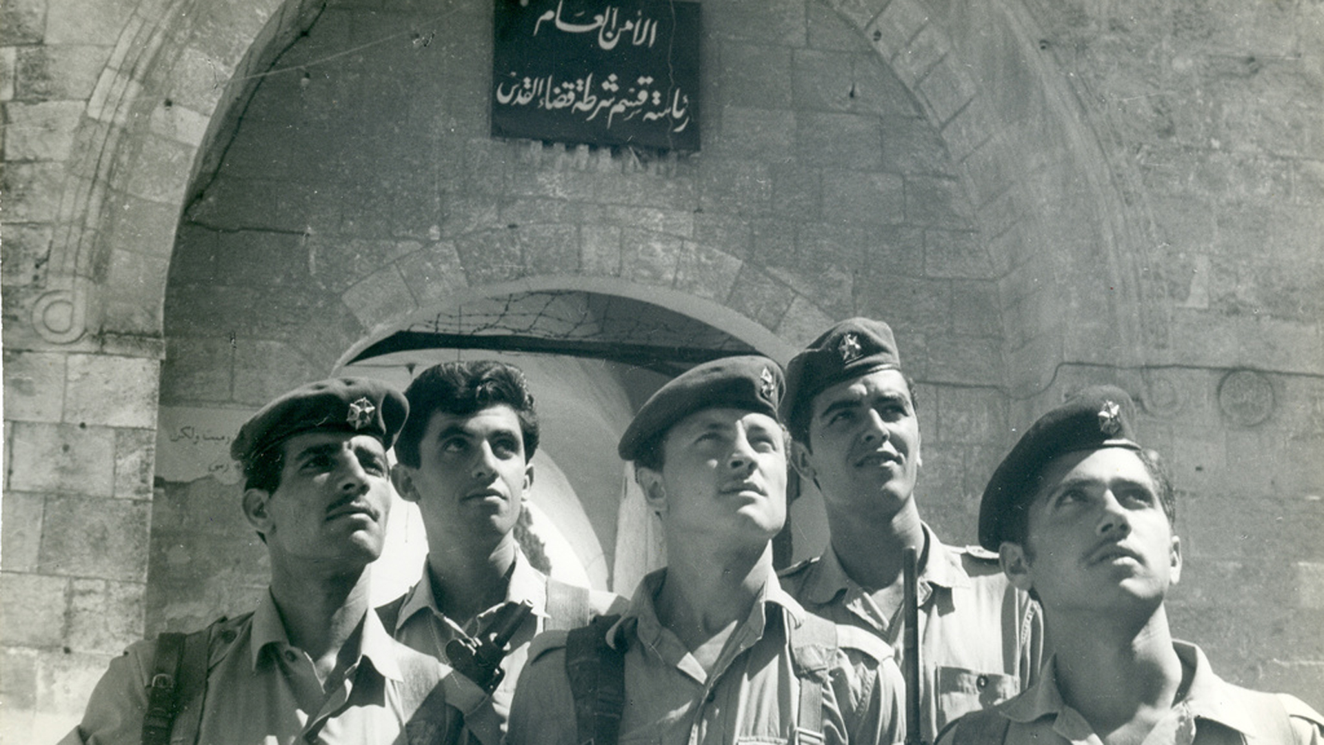 In der 3sat-Dokumentation „Auf der Suche nach Zion“ geht die israelische Regisseurin Tamara Erde den Fotografien ihres Großvaters nach. Auf einem seiner Bilder sind fünf israelische Soldaten vor einem Torbogen zu sehen.