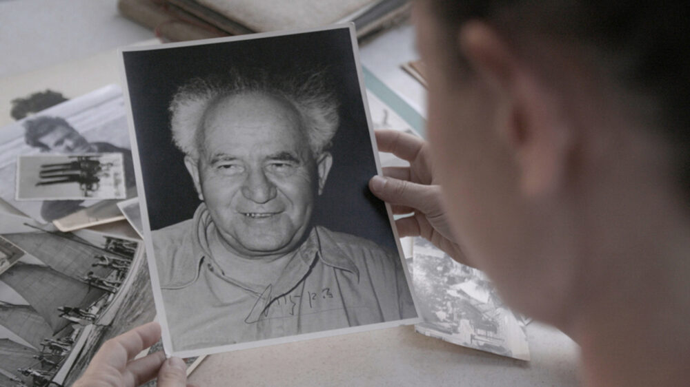 Die israelische Regisseurin Tamara Erde schaut sich in ihrem Dokumentarfilm „Auf der Suche nach Zion“ ein Foto des Staatsgründers David Ben-Gurion an