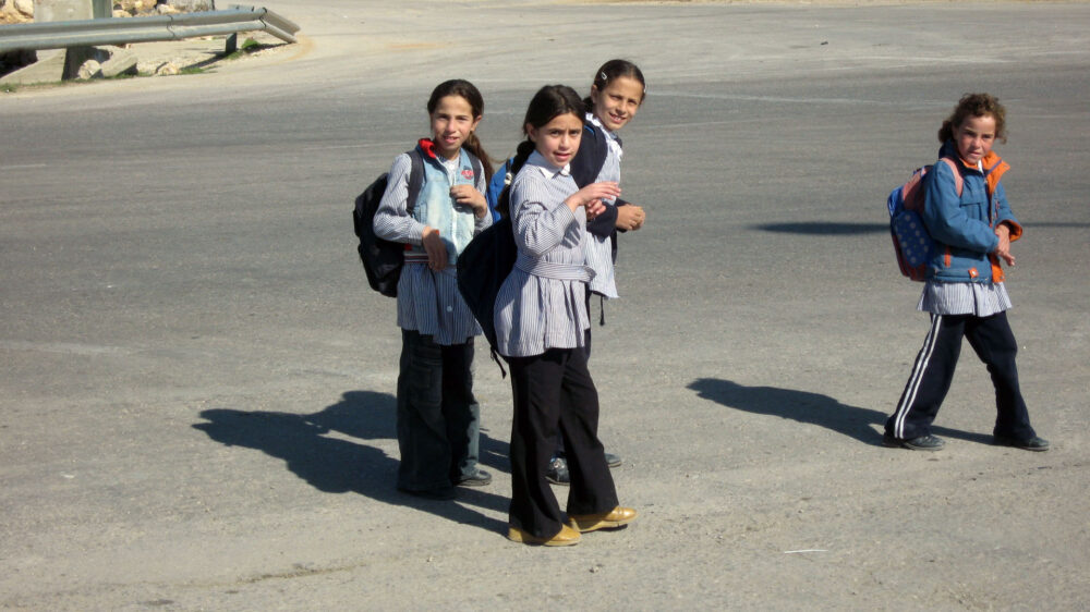Palästinensische Kinder auf dem Schulweg