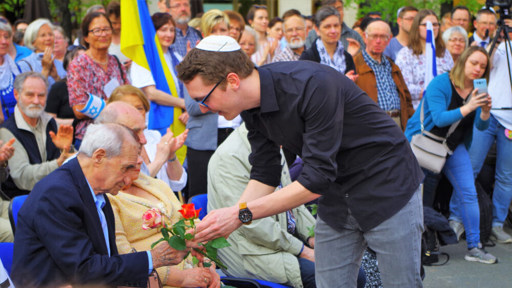 Bewegende Geste am Mittwoch in Berlin: Junge Leute überreichen Rosen an Mitglieder des Vereins „Phönix aus der Asche - Die Überlebenden der Hölle des Holocaust“