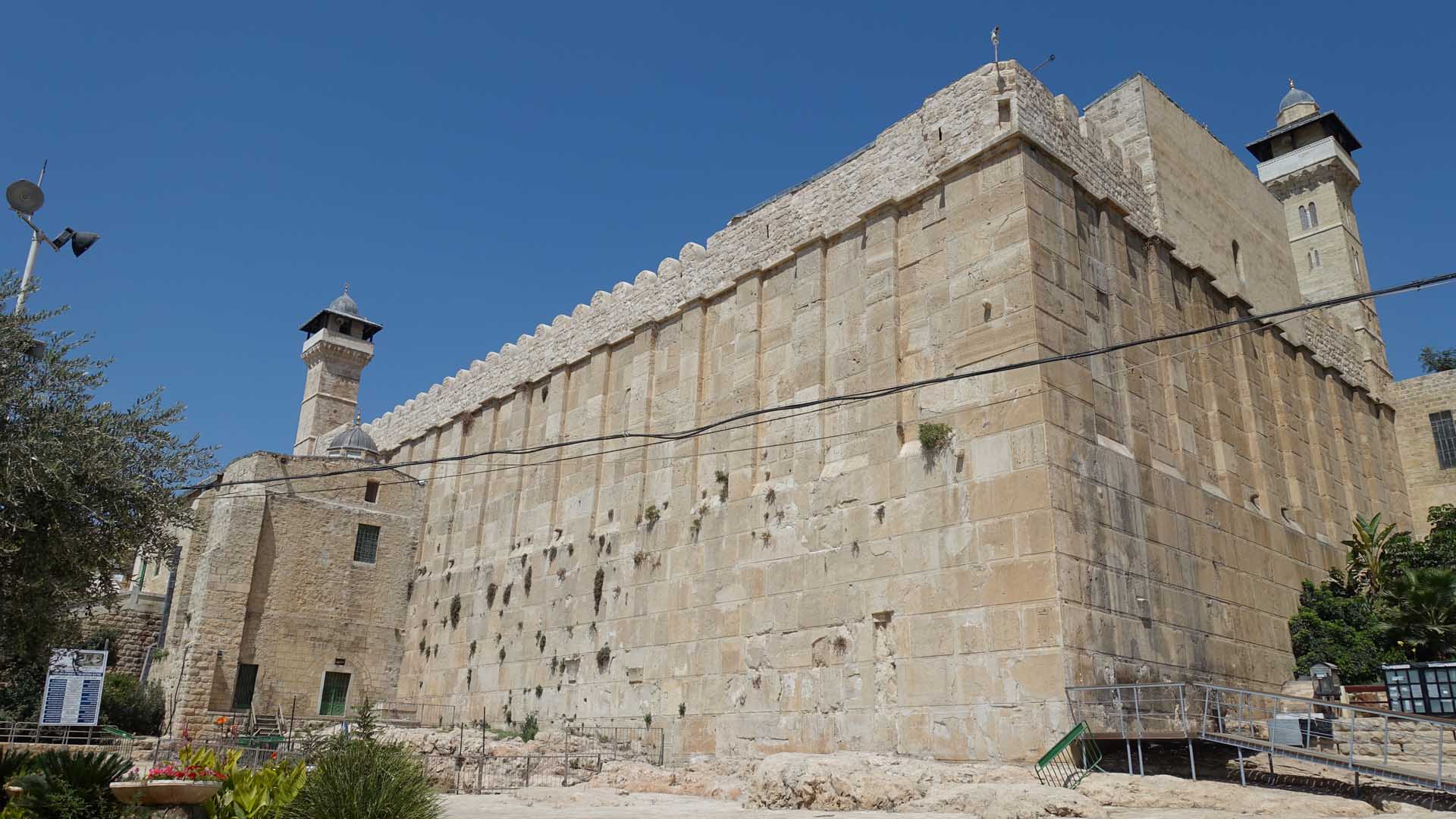 In der Höhle Machpela in Hebron sind laut biblischer Überlieferung die Erzväter Abraham, Isaak und Jakob mit ihren Frauen Sara, Rebekka und Lea begraben