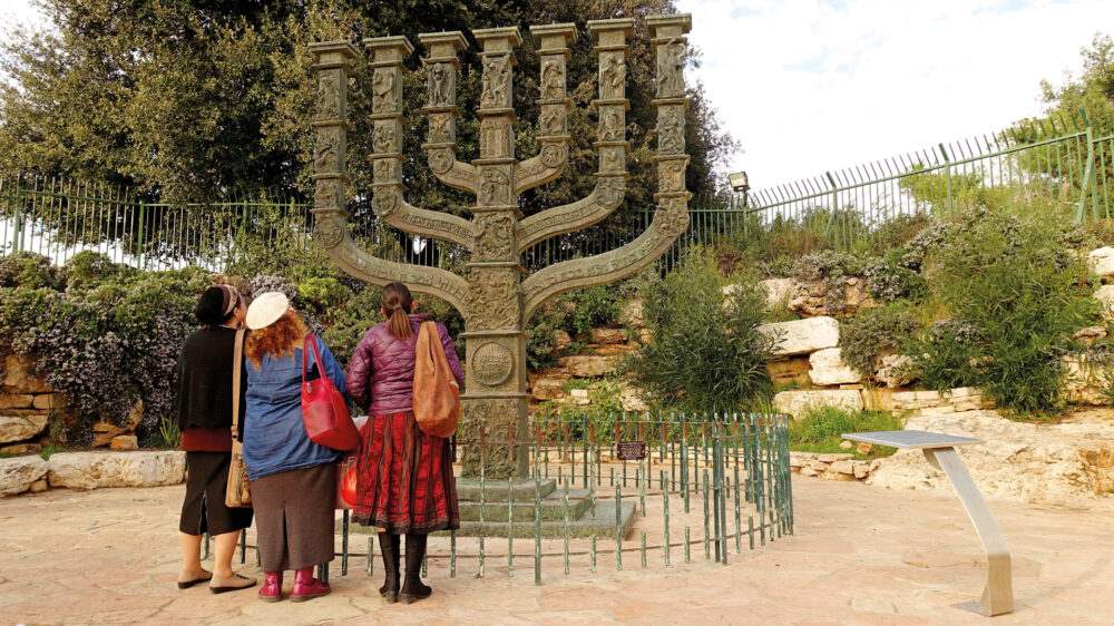 Die Menora des jüdischen Bildhauers Benno Elkan vor der Knesset in Jerusalem zeigt Motive aus der Geschichte des jüdischen Volkes – von der biblischen Zeit bis zur Staatsgründung Israels.