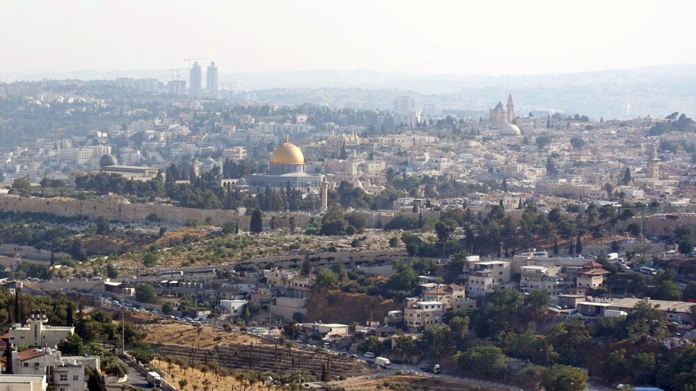 Die Bundesregierung betont, dass der Status Jerusalems in Verhandlungen geklärt werden müsse – und lässt die Hauptstadtfrage offen
