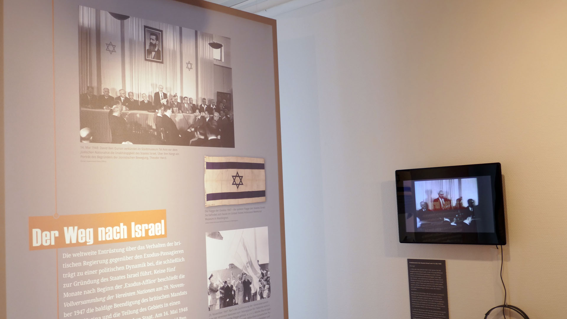 Auch die Verlesung der israelischen Unabhängigkeitserklärung wird dokumentiert