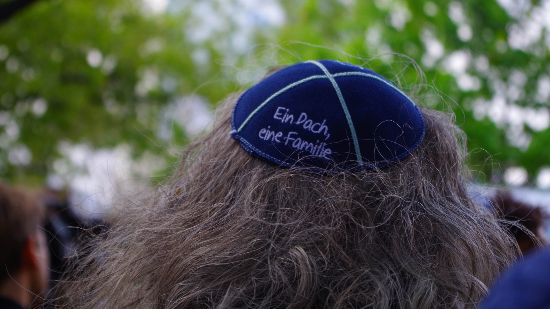 Männer wie Frauen, Junge wie Alte sowie Politprominenz trugen die jüdische Kopfbedeckung