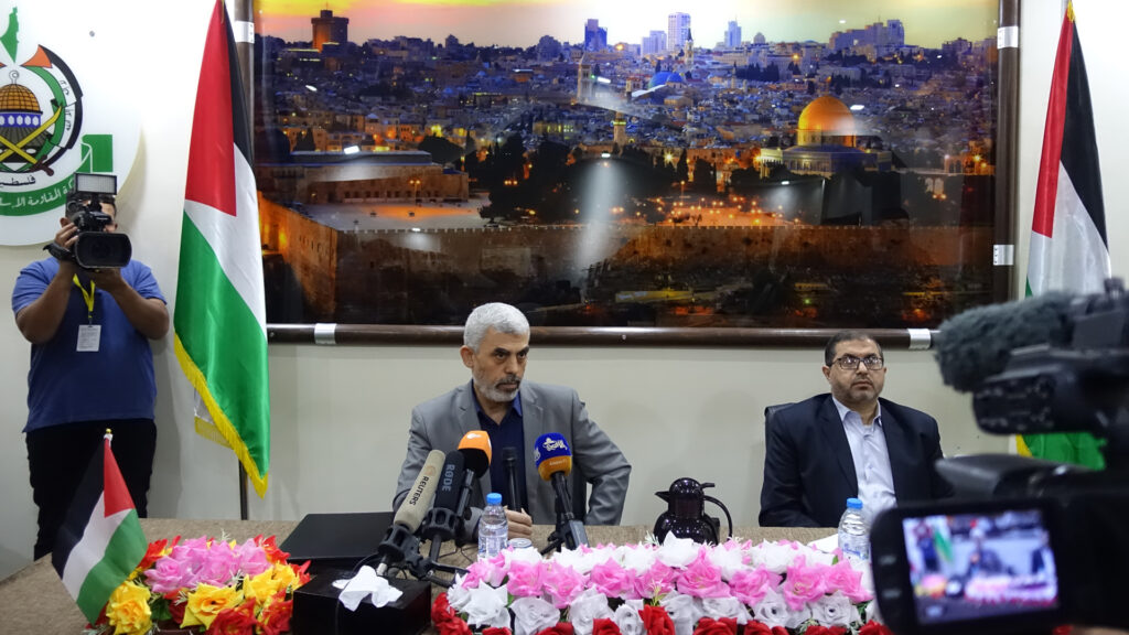 Zum ersten Mal hat der Hamas-Chef in Gaza, Jahja Sinwar (l.), mit ausländischen Journalisten gesprochen