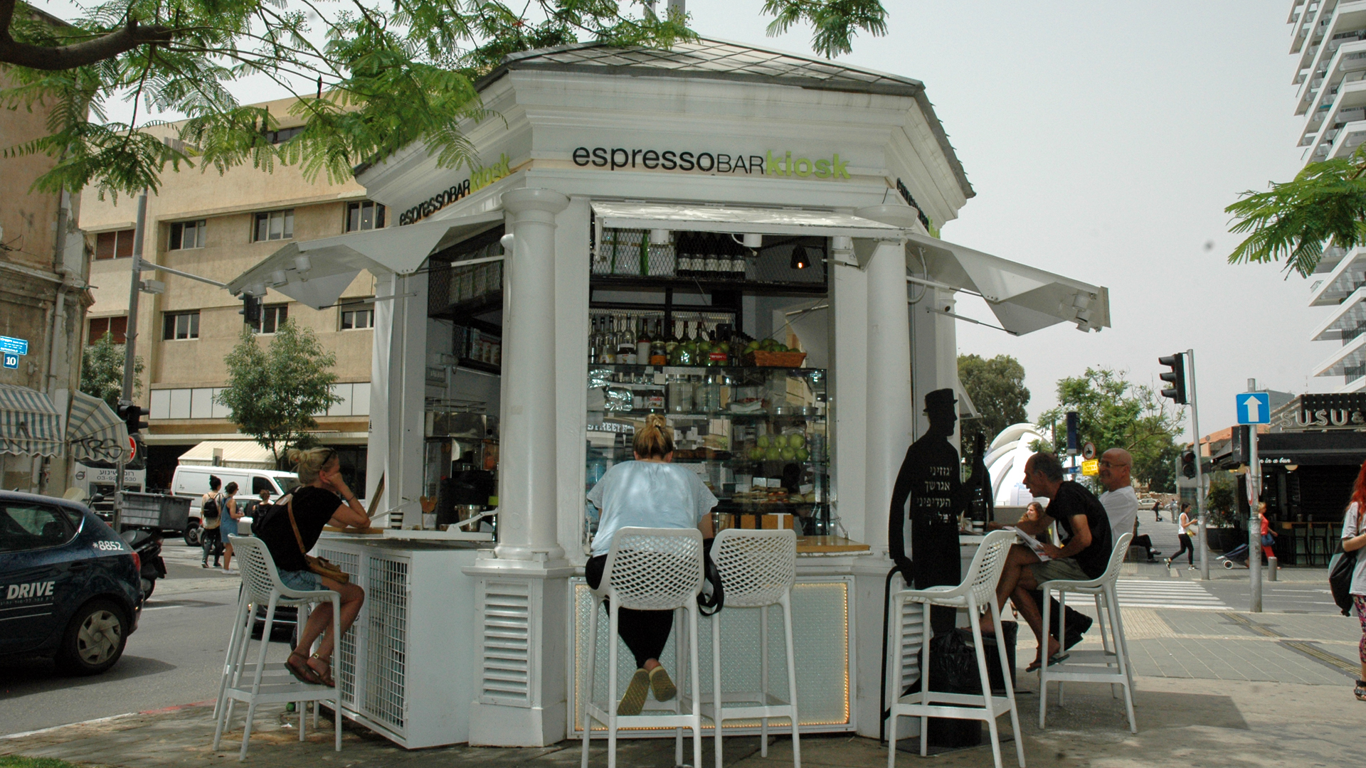Im Jahr 1909 gehörte der Erste Kiosk von Tel Aviv zur Grundversorgung. Heute ist er eine mondäne Espresso-Bar.