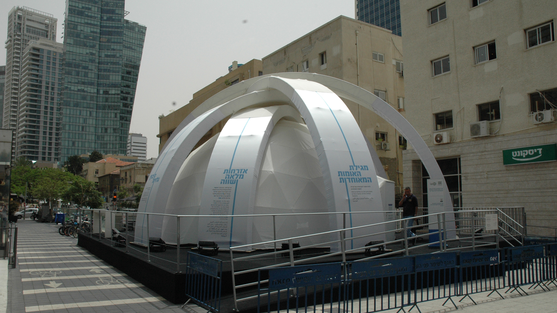 Der Demokratie-Pavillon erzählt den Besuchern per Videoinstallation in zehn Minuten wichtige Stationen des israelischen Staates in 360 Grad