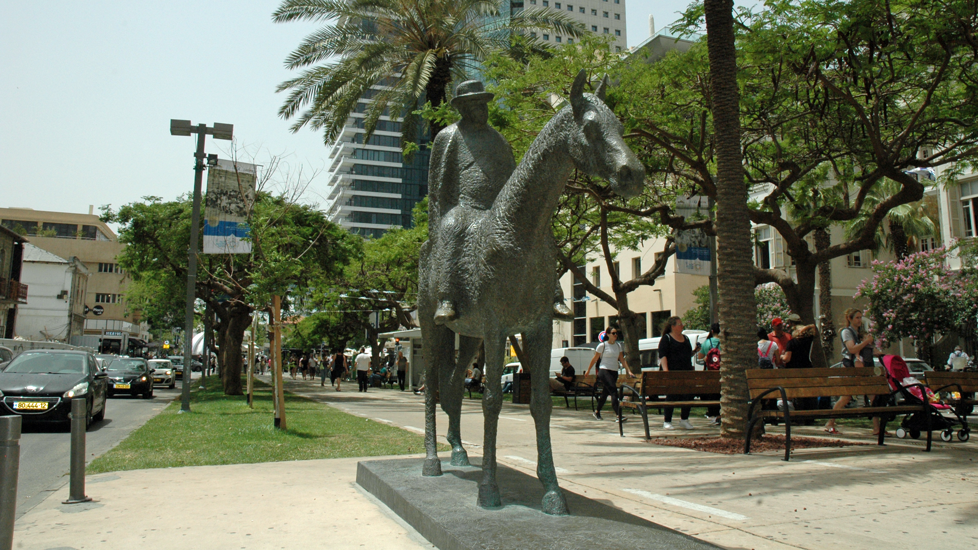 Der erste Bürgermeister Tel Avivs, Meir Dizengoff, darf über den Rothschild Boulevard reiten