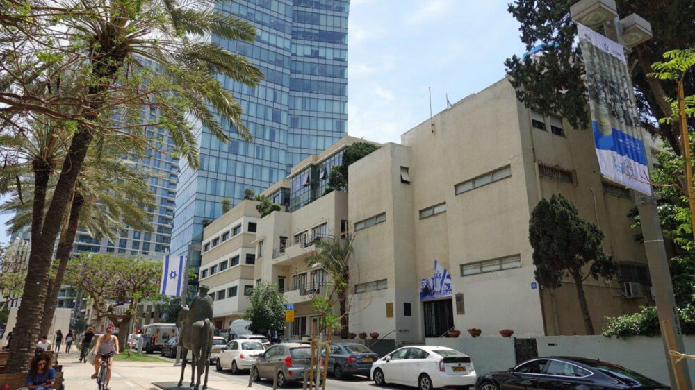 Eher unscheinbar wirkt das Gebäude Nummer 16 (r.) an Tel Avivs Rothschild-Boulevard, in dem vor 70 Jahren Israels Unabhängigkeit ausgerufen wurde