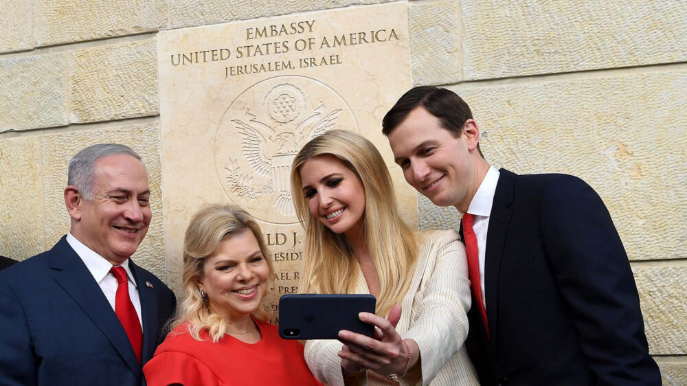 Vor dem neuen Schild mit dem Zusatz „Israel“: (v.l.) Benjamin Netanjahu, Ehefrau Sara Netanjahu, Ivanka Trump und Jared Kushner