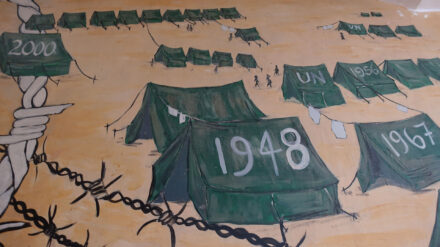 Die Zelte hinter einem Stacheldrahtzaun mit den aufgemalten Jahreszahlen sollen zeigen, dass die Araber aus und von Israel vertrieben wurden. Das Bild ist an der Wand eines Flüchtlingslagers im Westjor­danland aufgemalt.