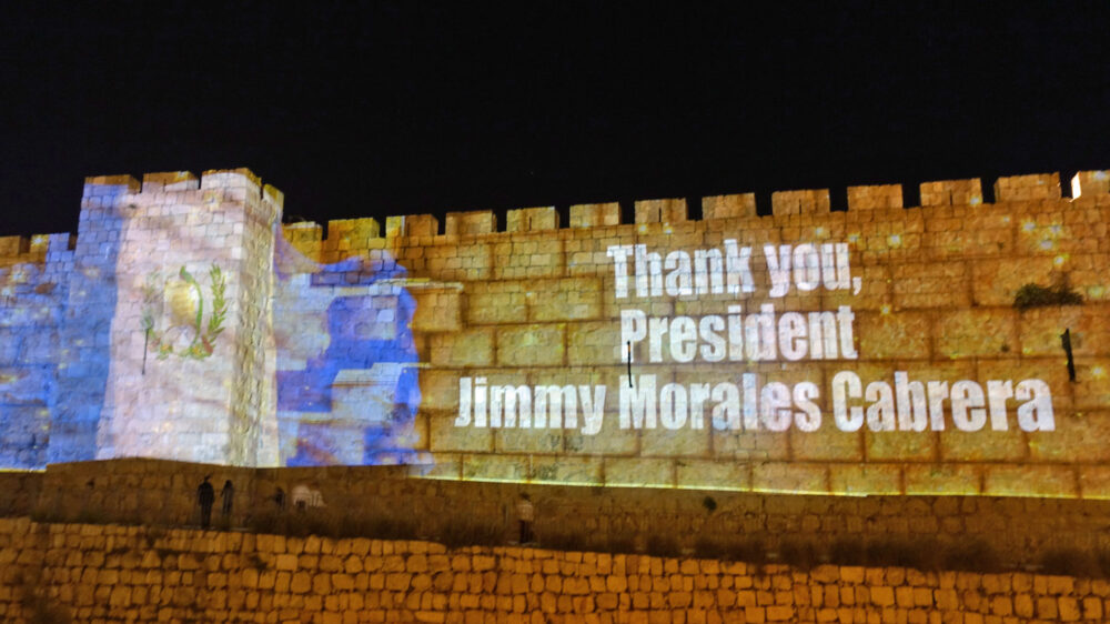 Unter anderem mit einer Projektion auf der Jerusalemer Stadtmauer wurde Guatemalas Präsident Morales gewürdigt